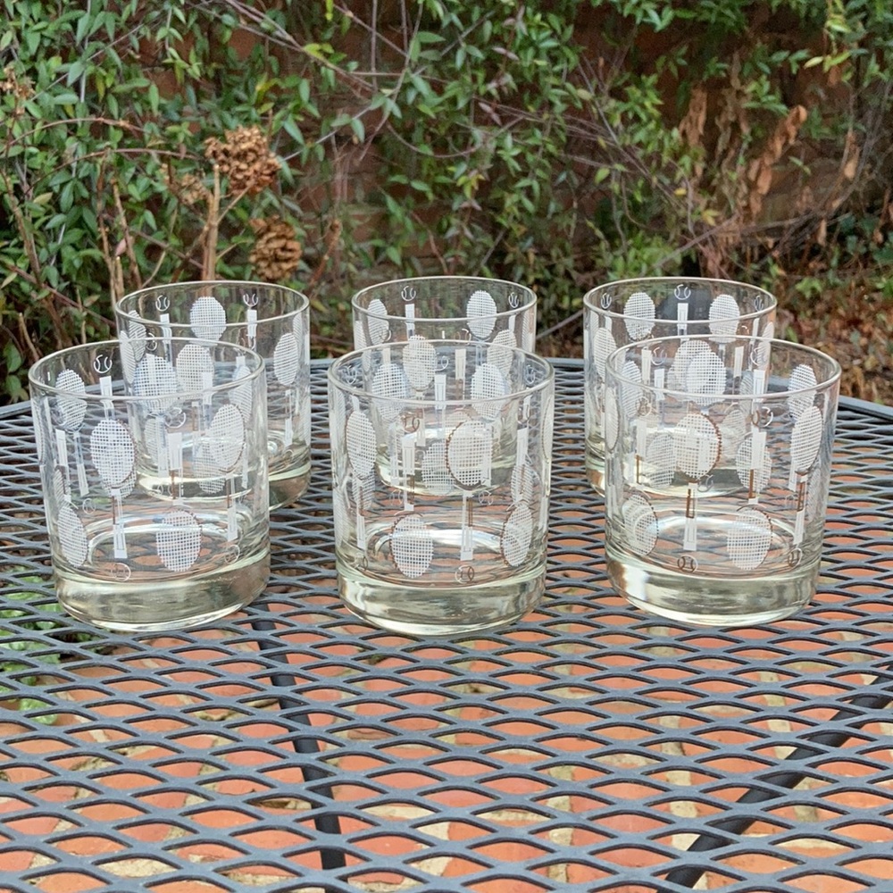Highball glass with tennis racquets
